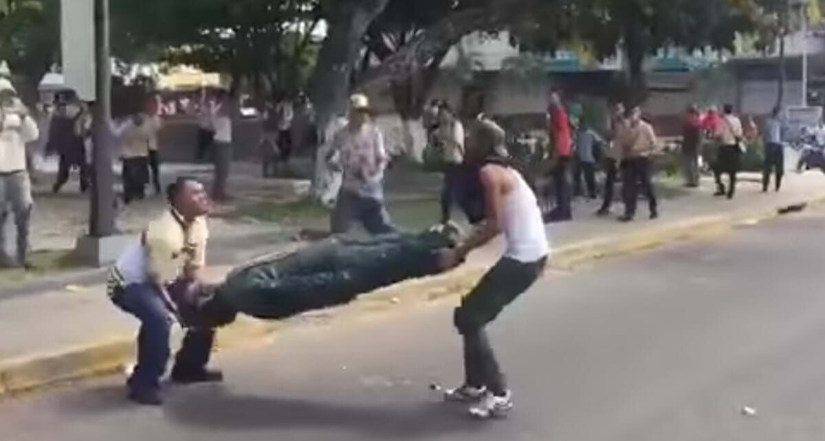 Aktivis Venezuela Robohkan Patung Hugo Chavez