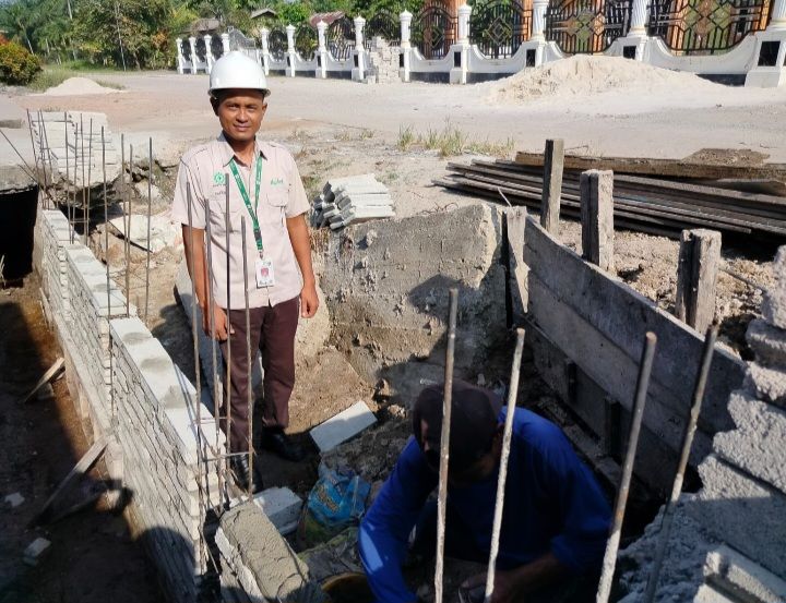 Apical Dumai Perbaiki Jalan dan Turap Parit Masyarakat