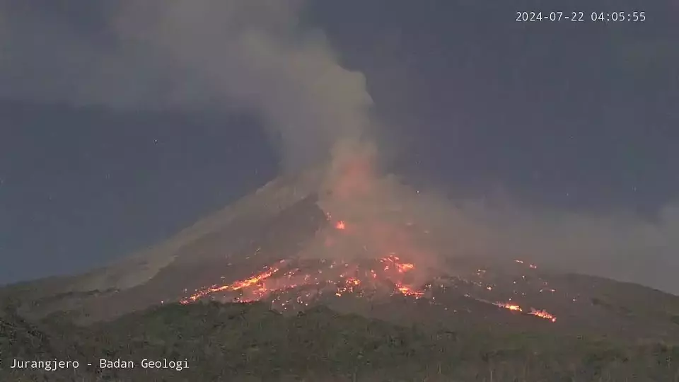 Gunung Merapi Muntahkan Awan Panas