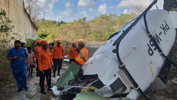 Helikopter Terlilit Tali Layangan Jatuh di Bali