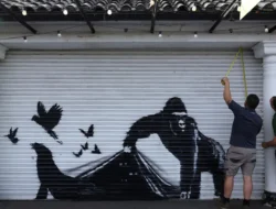 Banksy Hadirkan Mural Terbaru di Depan Kebun Binatang London, Menyoroti Karya Seni Satwa