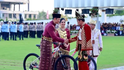 Hadiah Sepeda dari Jokowi untuk AHY dan Annisa Pohan