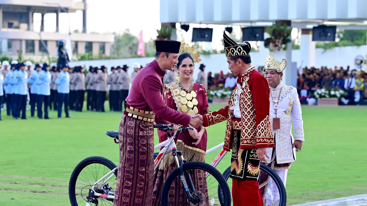 Hadiah Sepeda dari Jokowi untuk AHY dan Annisa Pohan