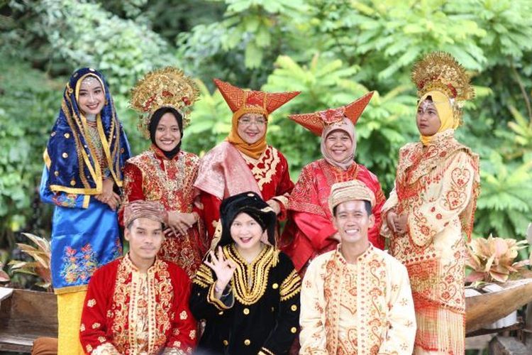 Pakaian Adat di Indonesia