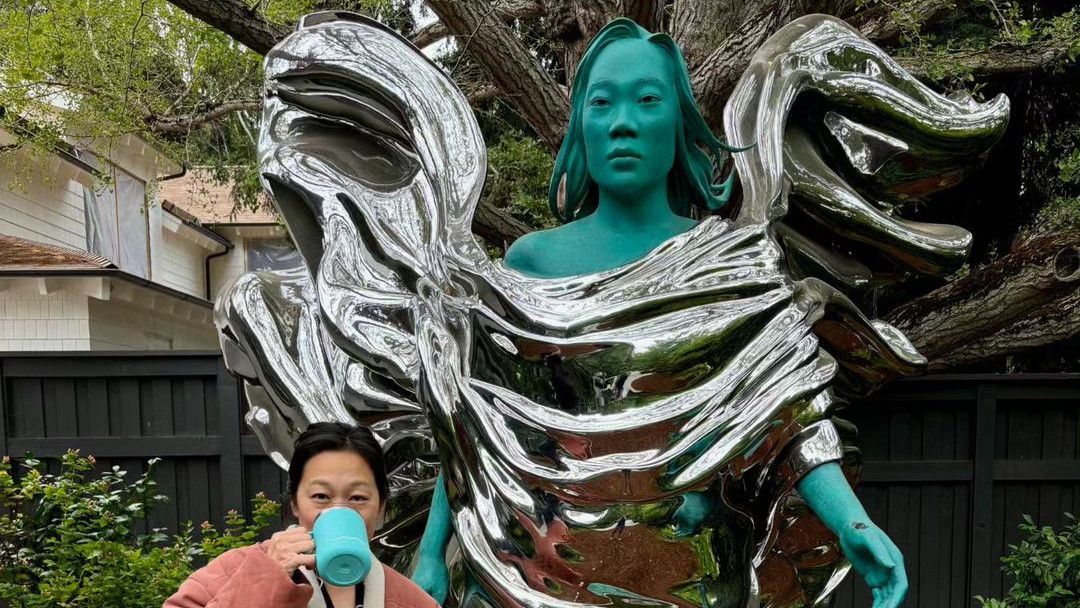 Patung Raksasa Priscilla Chan