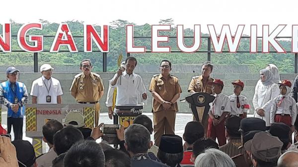 Presiden Jokowi Resmikan Bendungan Leuwikeris