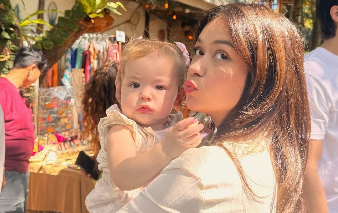 Rebbeca Klopper Gendong Kamari Sky Wassink