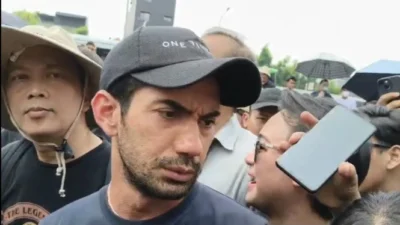 Reza Rahadian Ikut Demo Revisi UU Pilkada