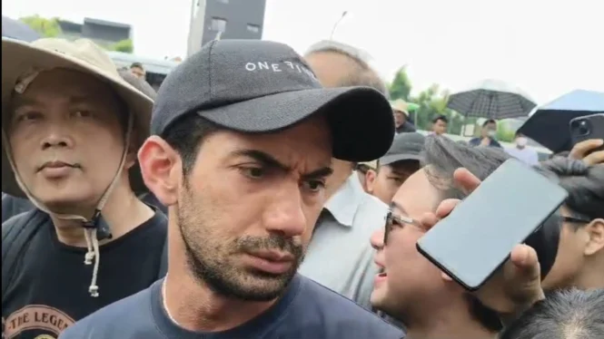 Reza Rahadian Ikut Demo Revisi UU Pilkada