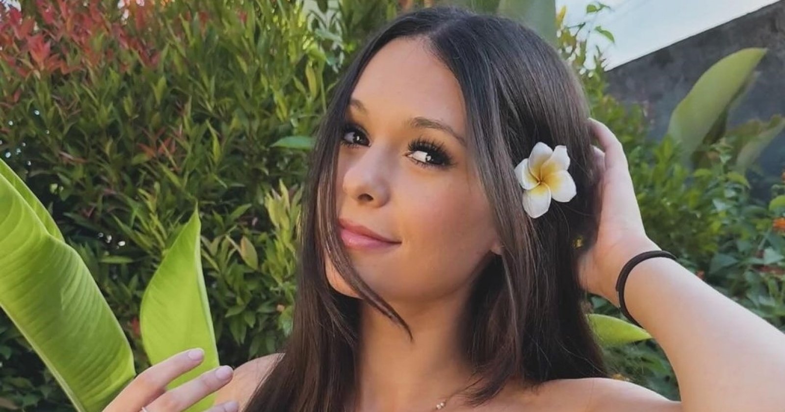 Ria Andrews Menutupi Kehamilan