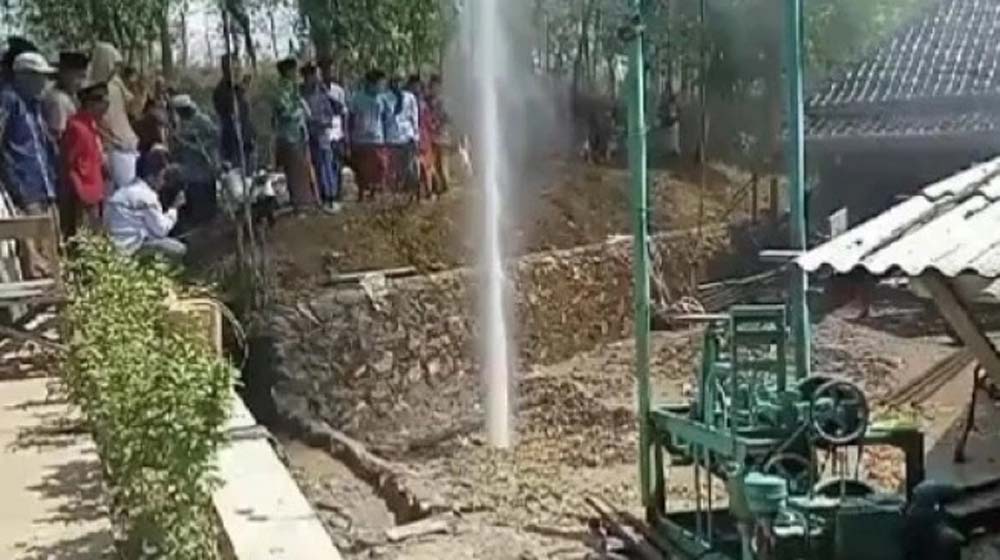 Semburan Air Setinggi 30 Meter di Desa Pandan