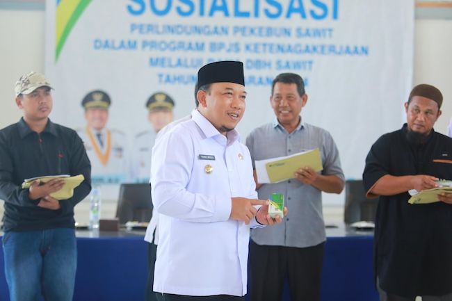 488 Pekerja Kebun Sawit di Siak Terima Kartu BPJS Ketenagakerjaan