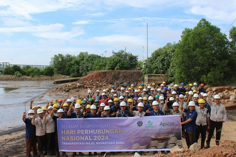 Apical Dumai Rayakan Hari Perhubungan Nasional dengan Aksi Bersih Pantai