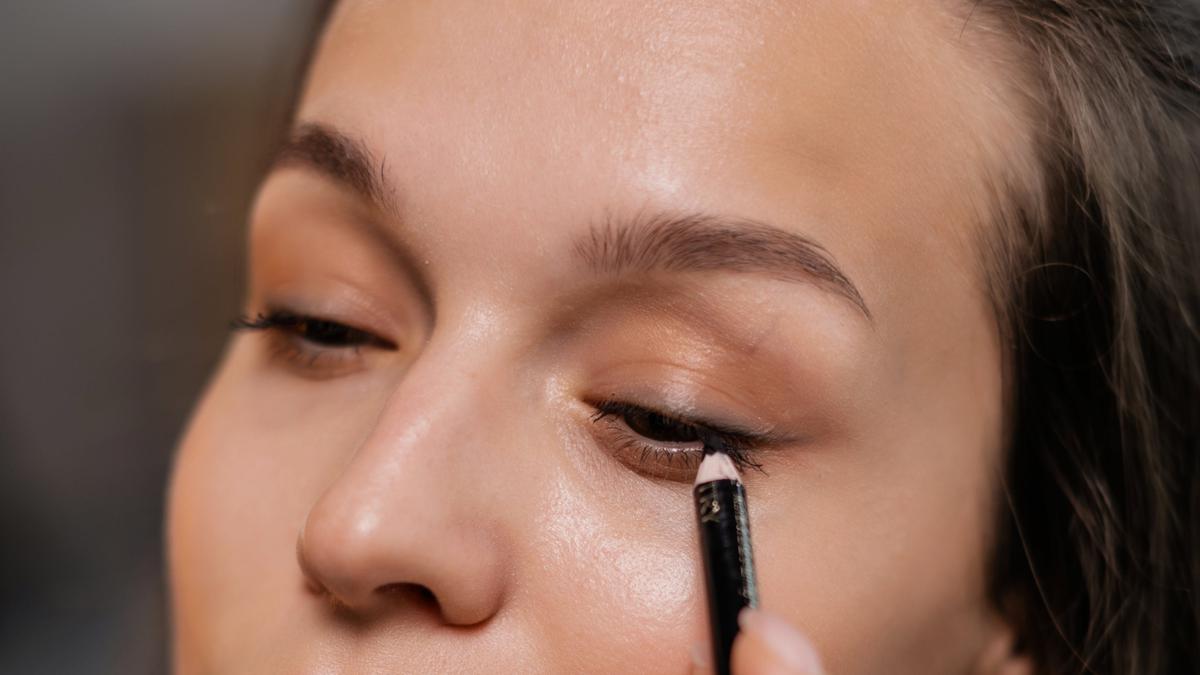 Menggunakan Eyeliner