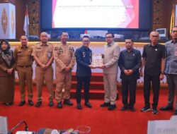 Pj Walikota Pekanbaru Sampaikan Nota Keuangan dan Rancangan APBD ke DPRD