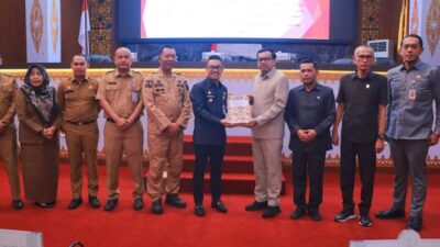 Pj Walikota Pekanbaru Sampaikan Nota Keuangan dan Rancangan APBD ke DPRD