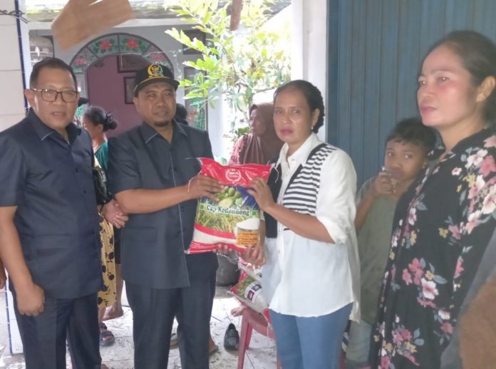 10 Rumah Hangus Terbakar, 2 Anggota DPRD Dumai Langsung Salurkan Bantuan