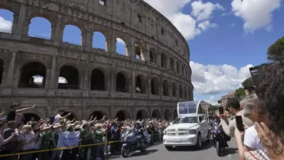 Pemakaman Paus Fransiskus Pakai Pikap Lawas
