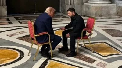 Pertemuan Singkat Donald Trump dan Volodymyr Zelensky