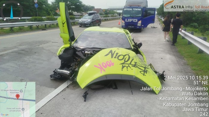 Lamborghini tabrak Ignis di tol Jombang
