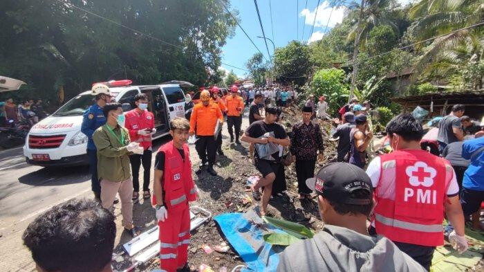 Truk Tabrak Angkot di Purworejo